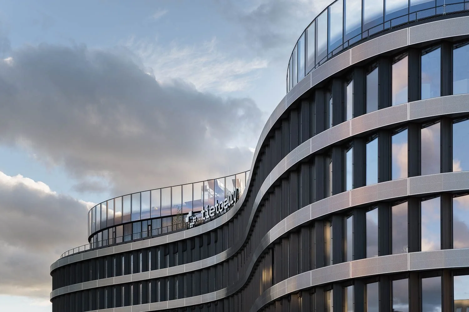 Detailní pohled na fasádu budovy Organica.