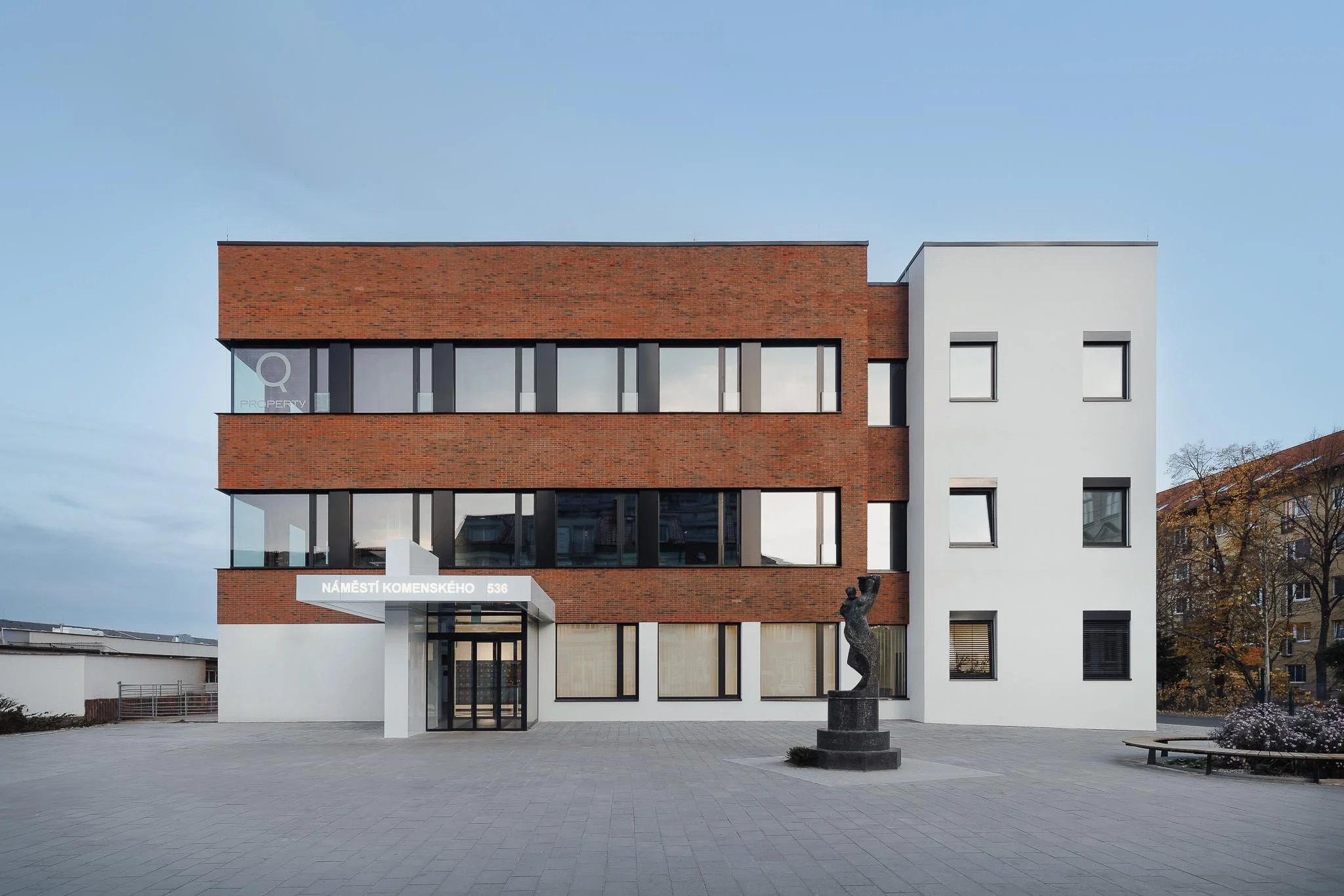 Moderní architektura konferenční budovy s červenými cihlami.