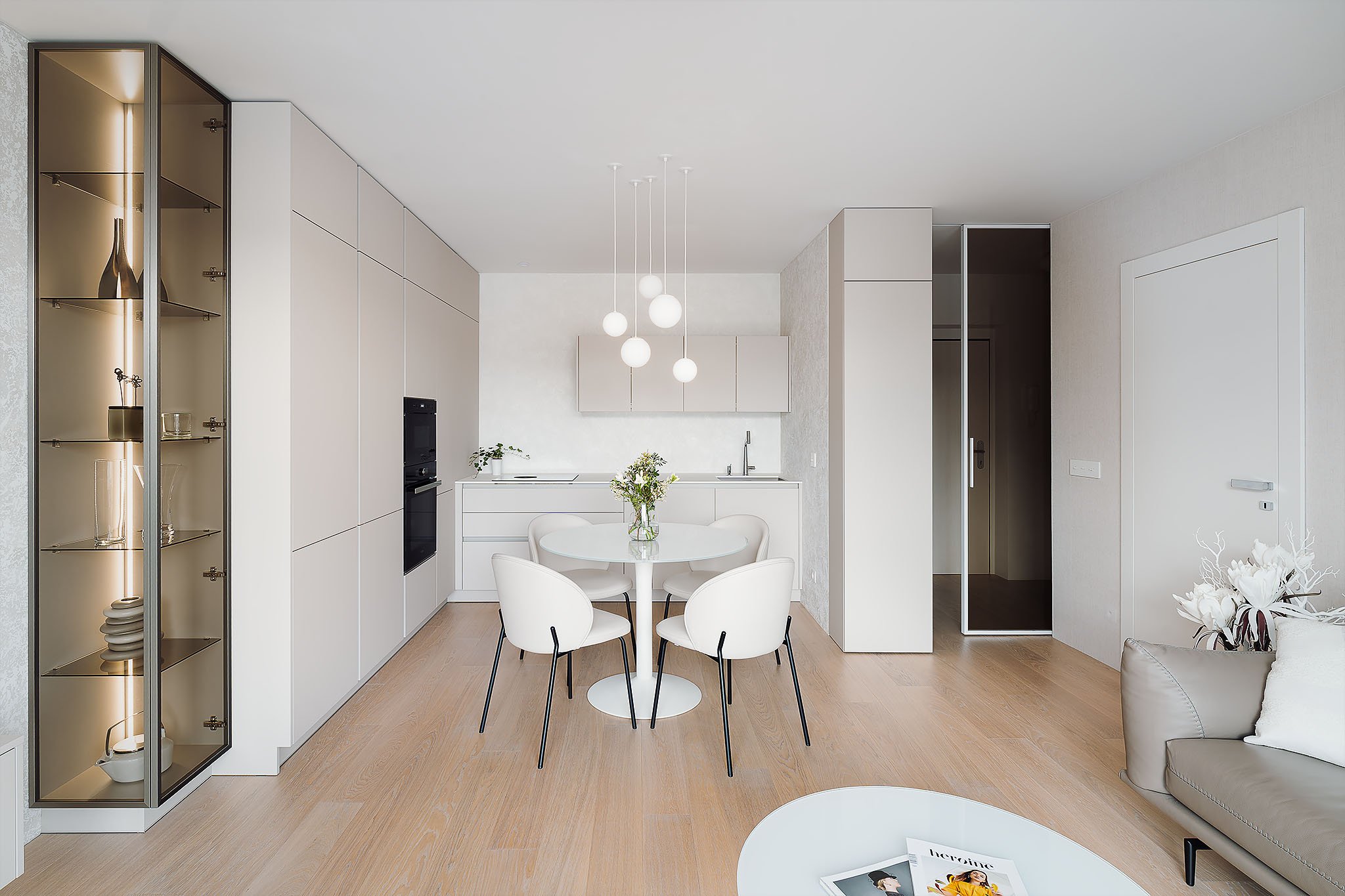 Fotografie světlého interiéru kuchyně a jídelny v moderním bytě.