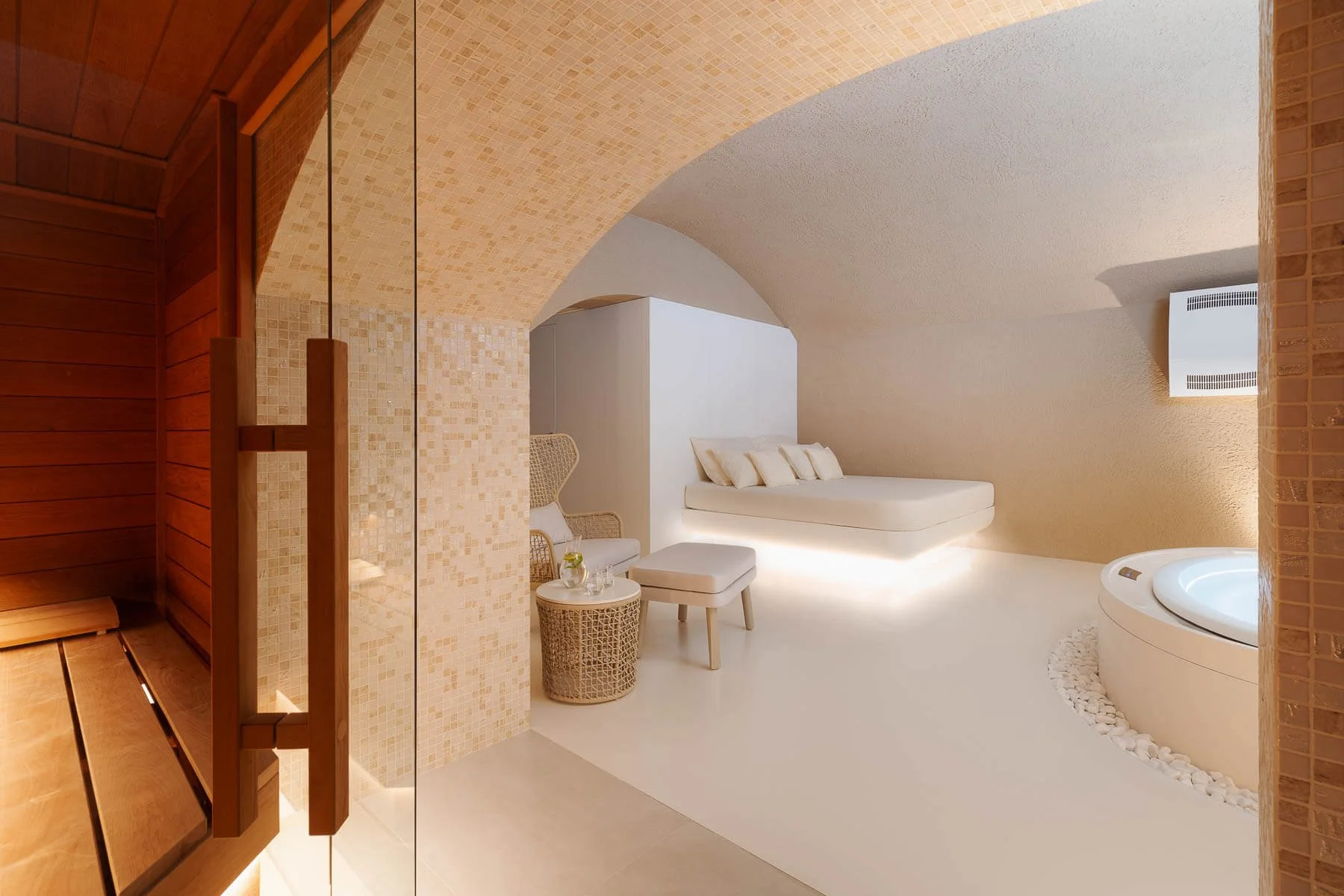 Výhled ze sauny přímo na moderní interiér relaxační zony wellness.