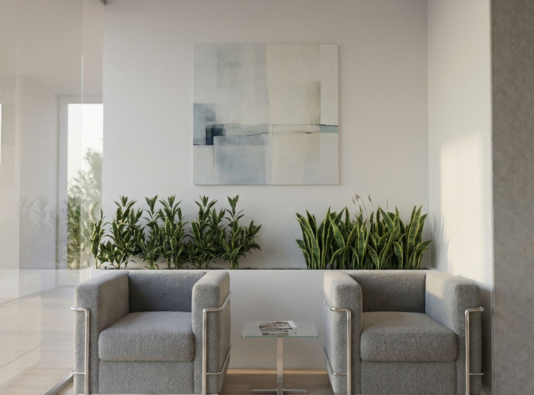 Sala de espera con sillones grises y plantas en clínica oftalmológica en Barcelona. Interiorismo estratégico diseñado con materiales naturales para reducir la ansiedad del paciente.