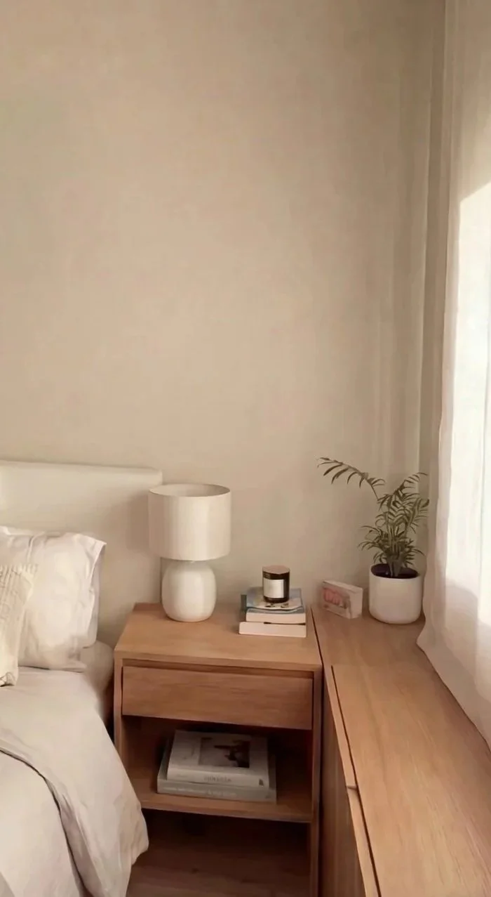 "Dormitorio principal luminoso con armarios a medida en reforma de vivienda en Sant Cugat. Soluciones de orden invisible y estética minimalista cálida."