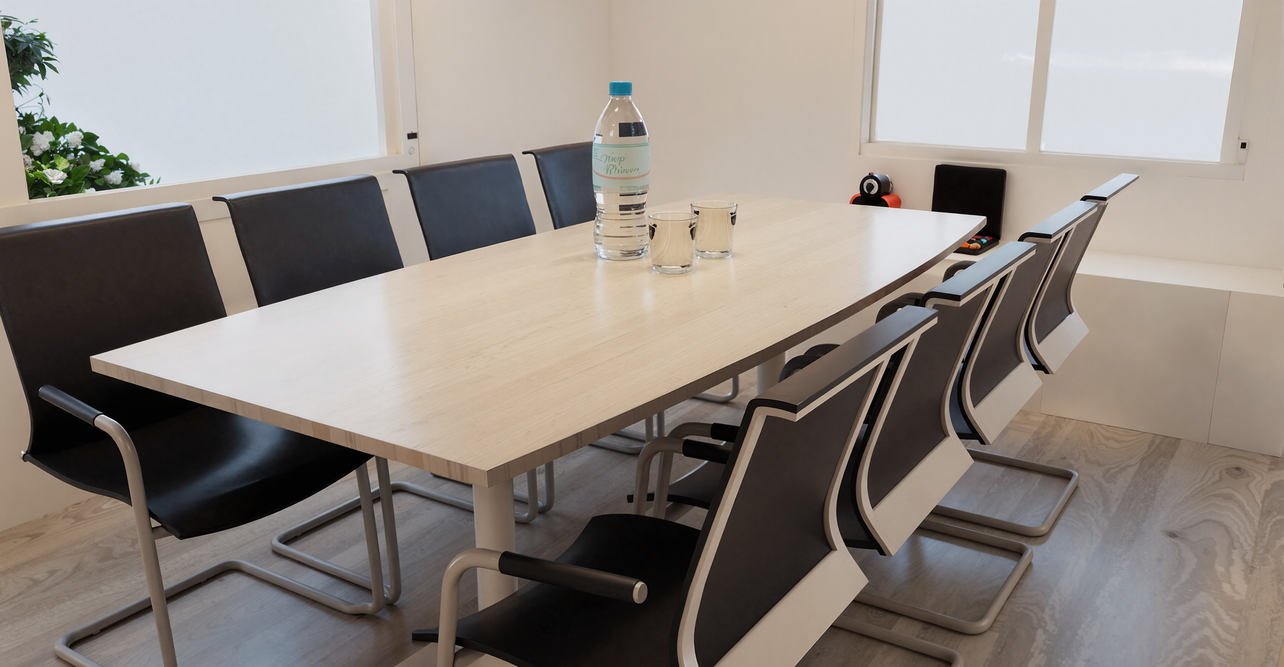 Sala de reuniones para personal médico en clínica de vanguardia en Barcelona. Proyecto de interiorismo corporativo con sillería ergonómica y tonos neutros.