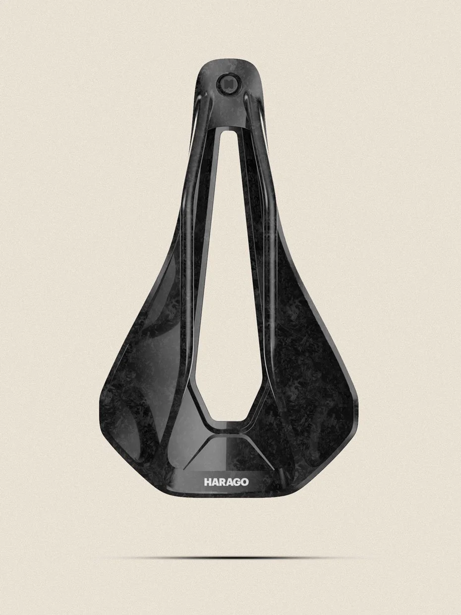 Selle de vélo noire en chute de carbone aéronautique de la marque HARAGO vue du dessous.