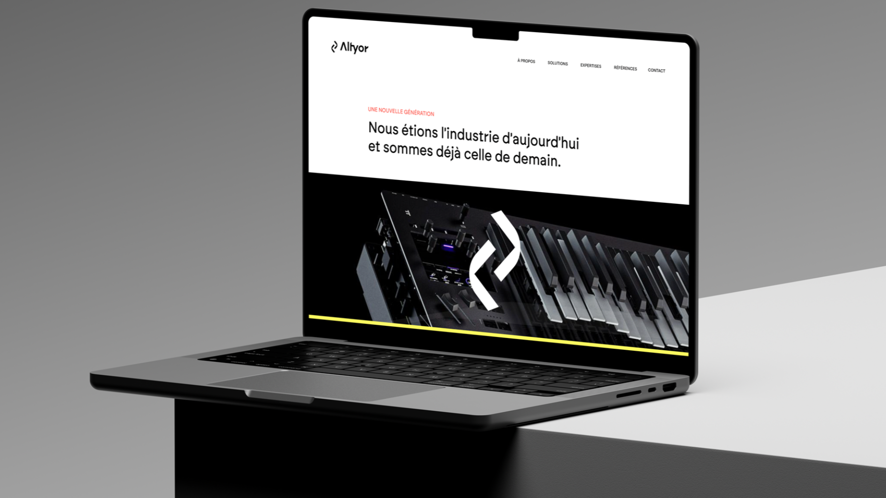 Un ordinateur portable affichant le site d'ALTYOR.
