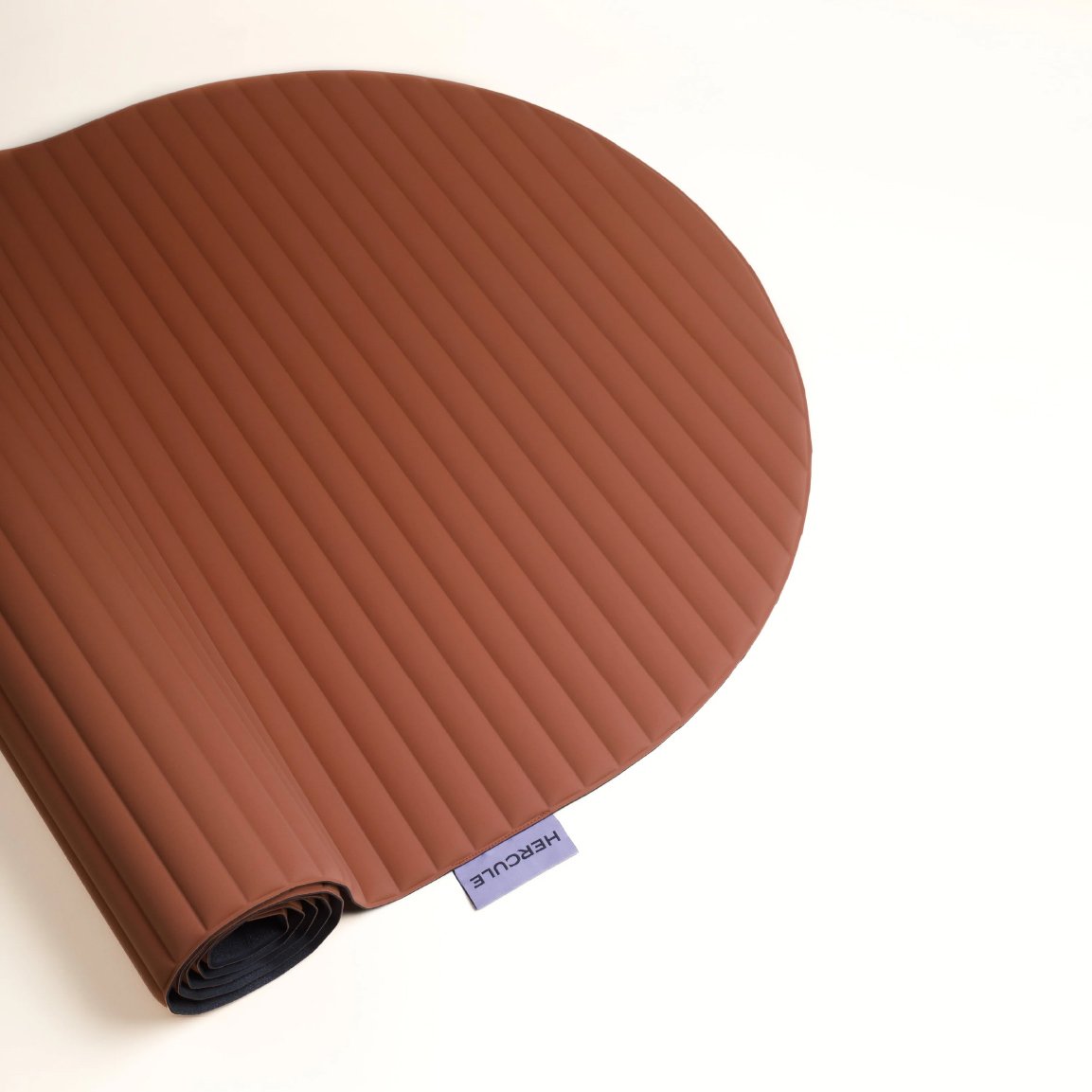 Tapis de fitness HERCULE STUDIO coloris marron glacé.