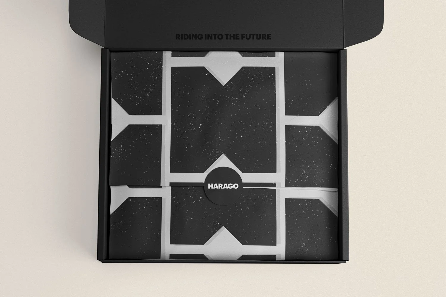 Packaging de la marque de pièces et accessoires de vélo en carbone recyclé de la marque française HARAGO.