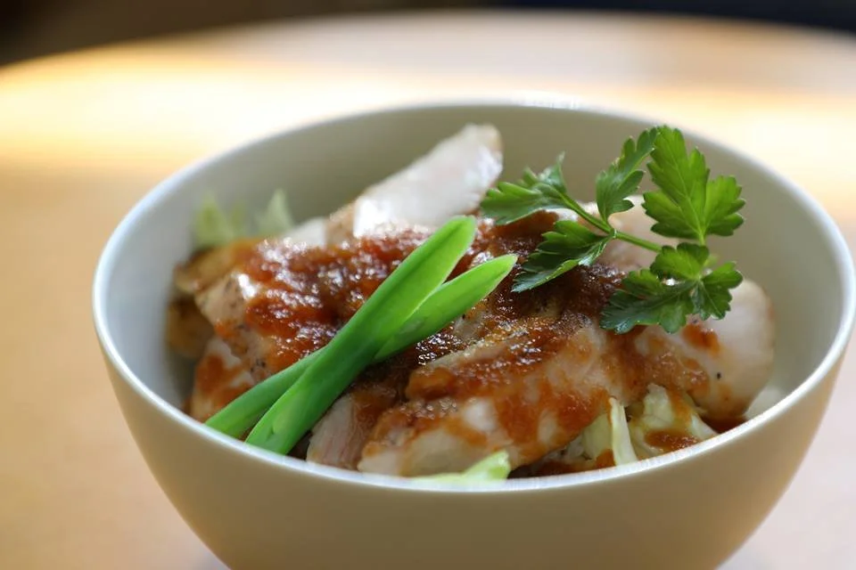 鶏肉の照り焼きと野菜を盛り付けた丼