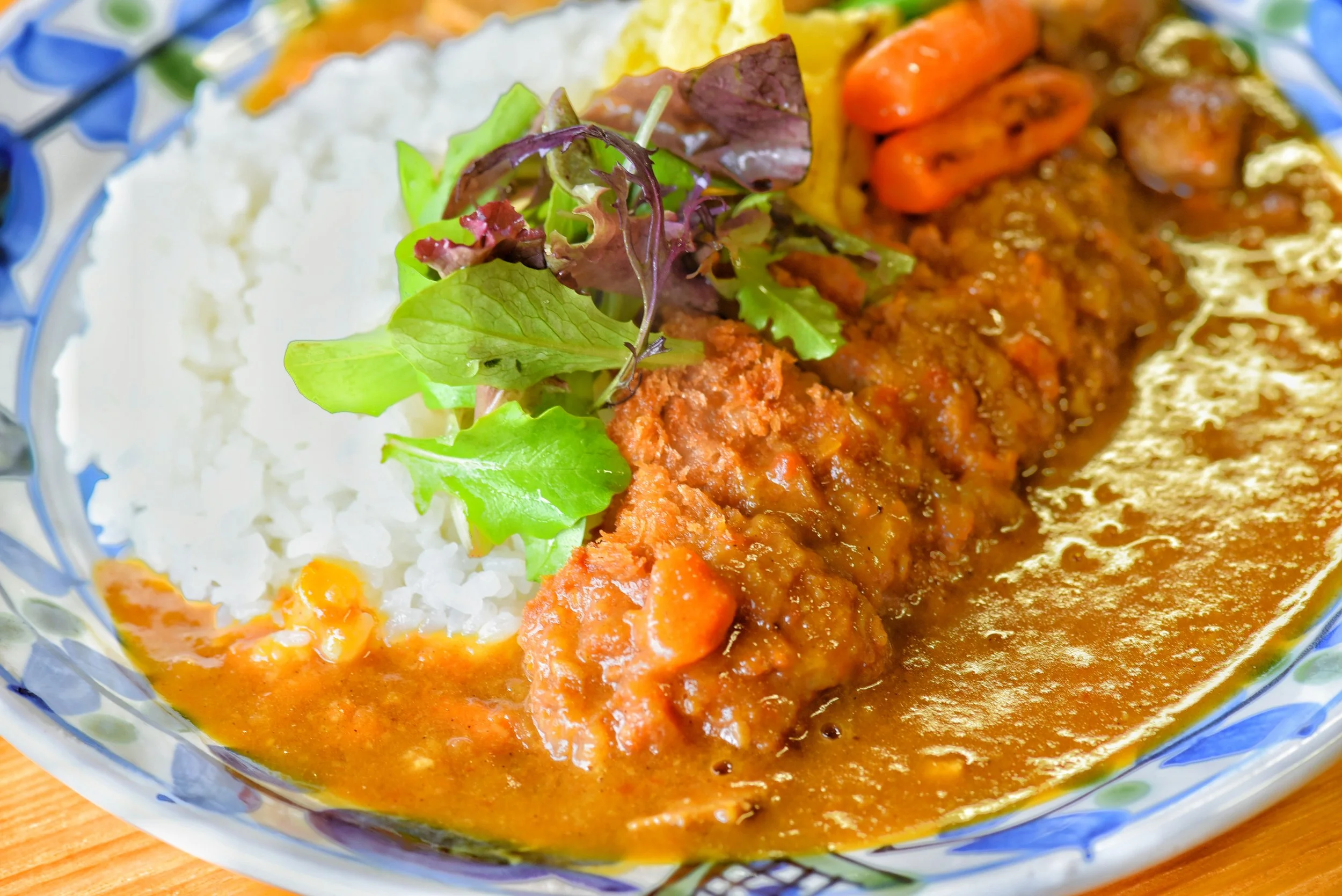 白ごはん、レタス、サラダ、カレーライス。