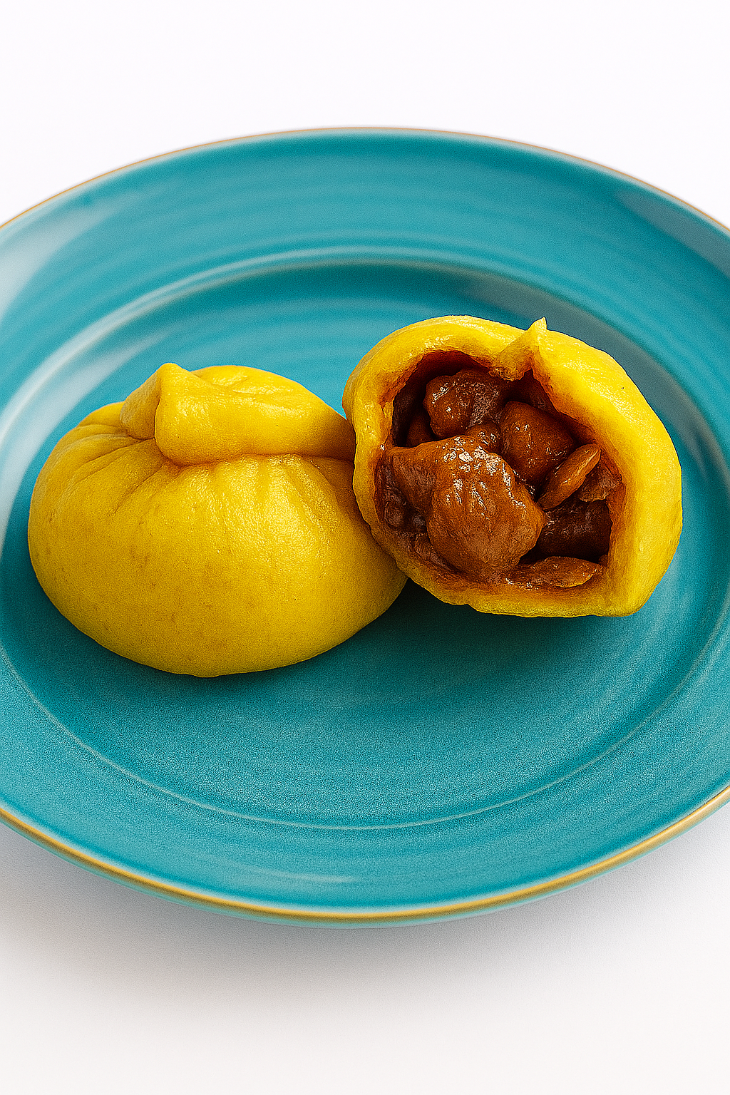 黄色い職人のカレーまん。中身に肉や野菜が入っている。