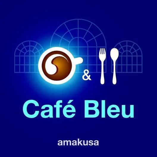コーヒーカップとフォークとスプーンのシルエット、窓のデザインを背景にした青い背景のロゴ、'Café Bleu'と'amakusa'と書かれている