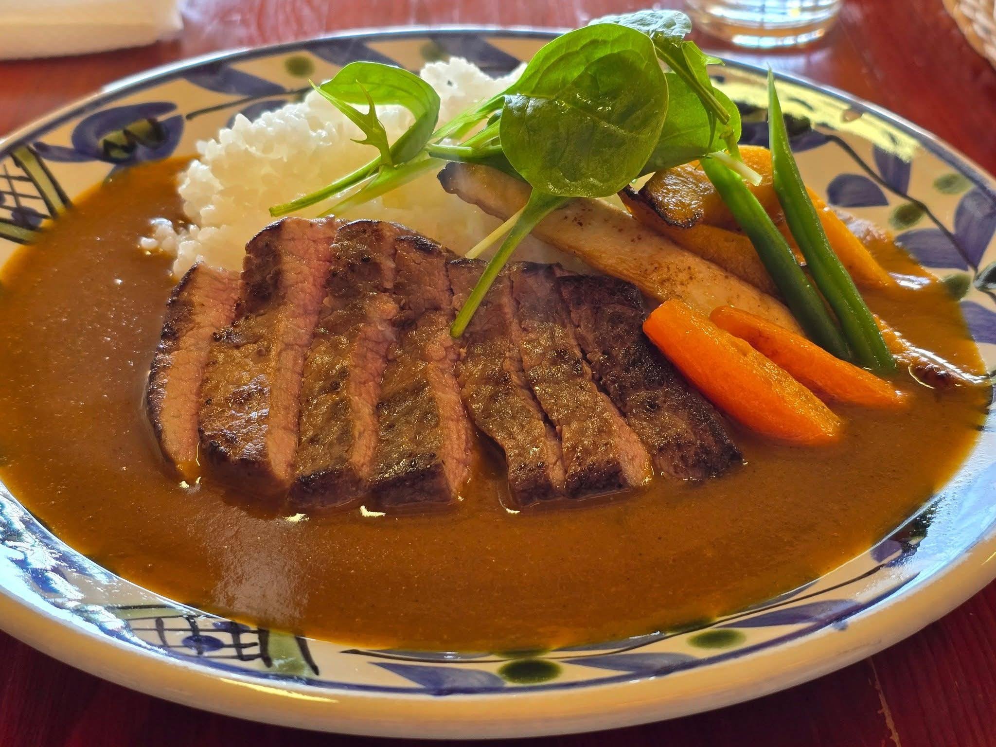 牛肉のステーキが乗ったステーキカレー