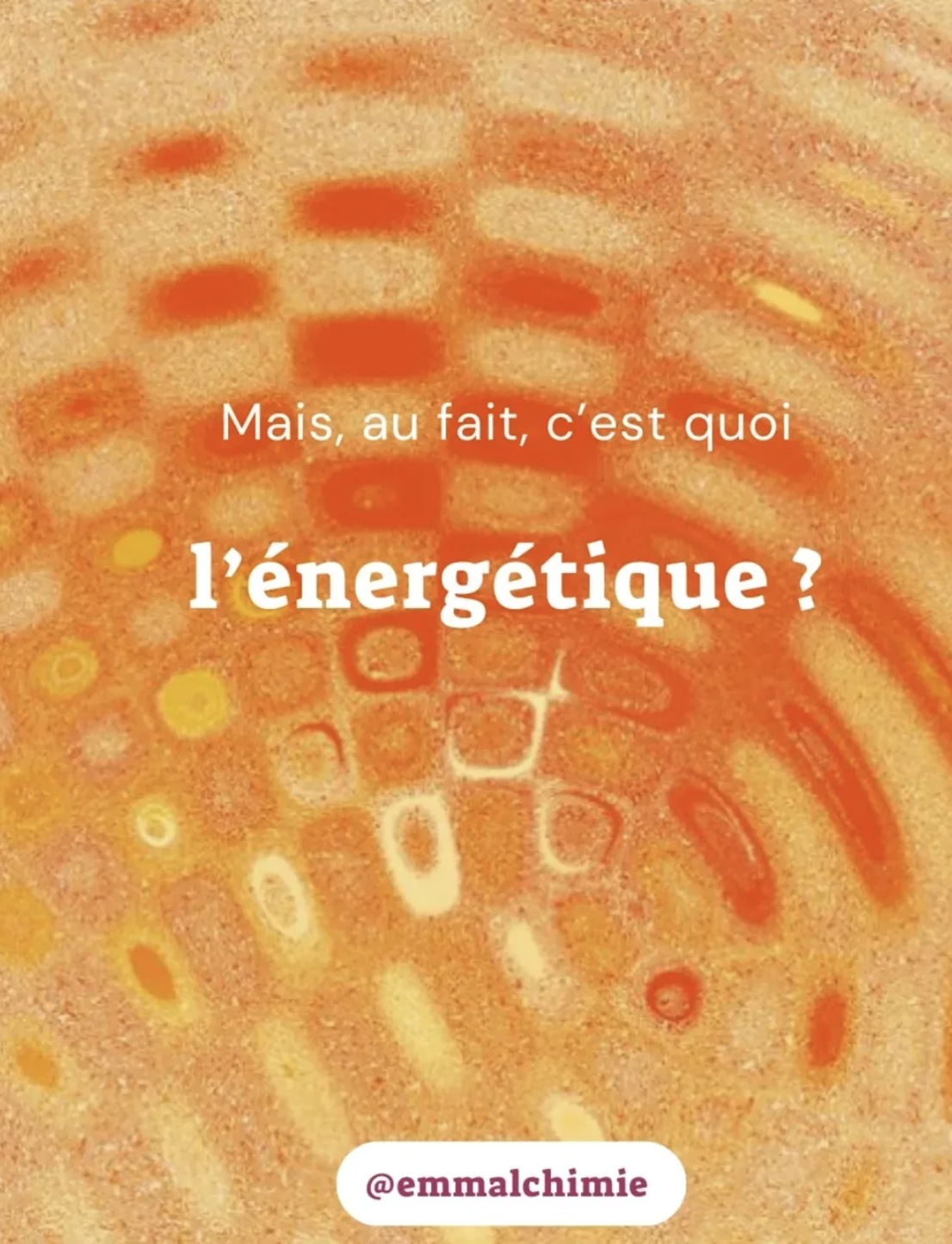 Image avec un fond orange et une texture ressemblant à un fruit ou une surface naturelle. Sur l'image, il y a une phrase en français : « Mais, au fait, c’est quoi l’énergétique ? » et en bas, le nom d'utilisateur « @emmalchimie ».