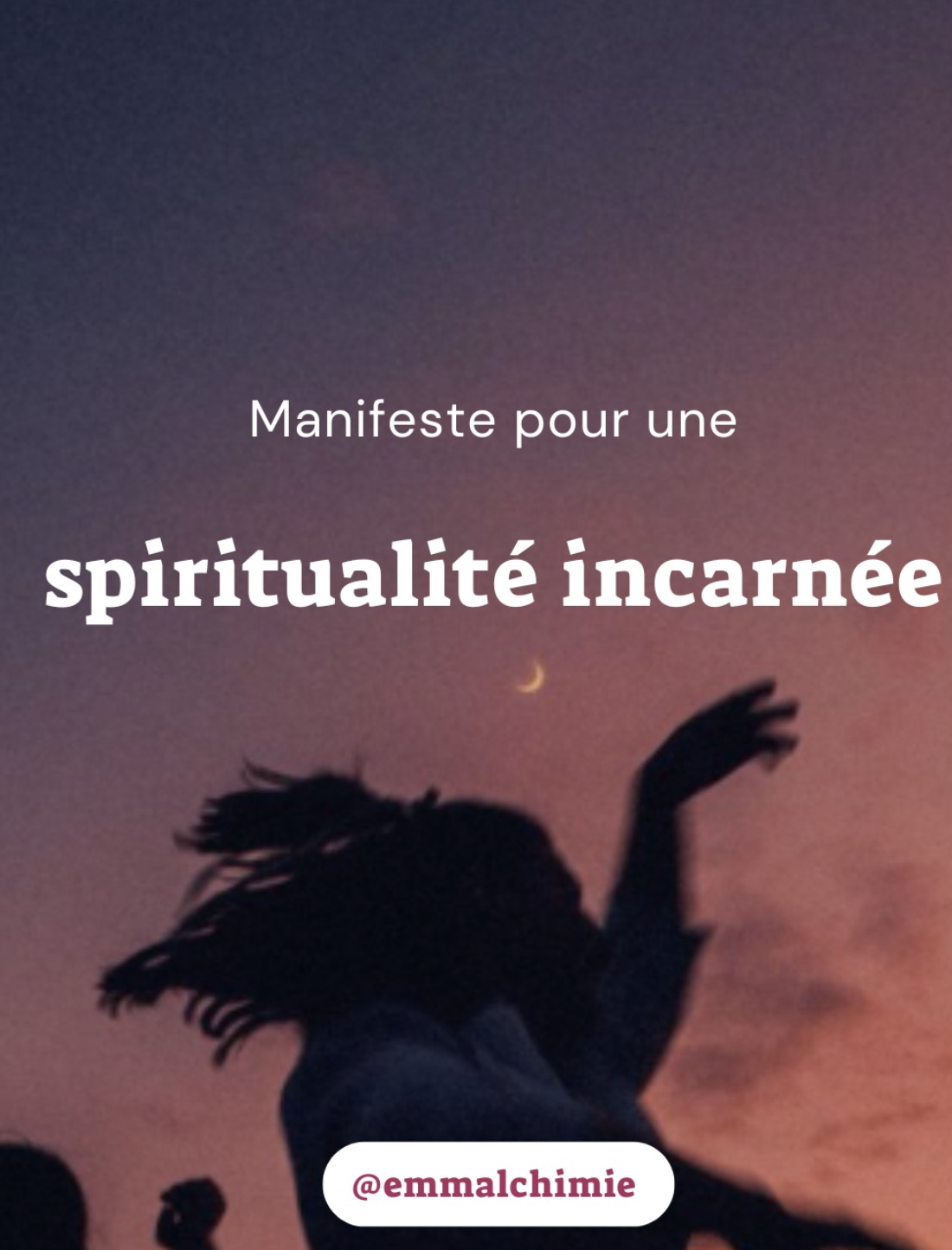 Silhouette d'une personne avec les bras levés, ciel crépusculaire avec lune et nuages, texte en français sur la spiritualité incarnée, compte Instagram @emmalchimie.