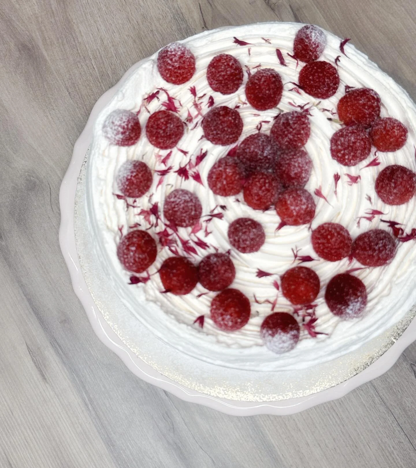 Soovid t&auml;histada s&auml;ravalt? ✨
Tee seda V&otilde;lu tordiga.
Ehedad, maitsvad ja rikkalikud tordid, mis s&uuml;nnivad hooajast, heast toorainest ja v&auml;ikese v&otilde;luj&otilde;uga.
Olgu s&uuml;nnip&auml;ev, t&auml;htp&auml;ev v&otilde;i 