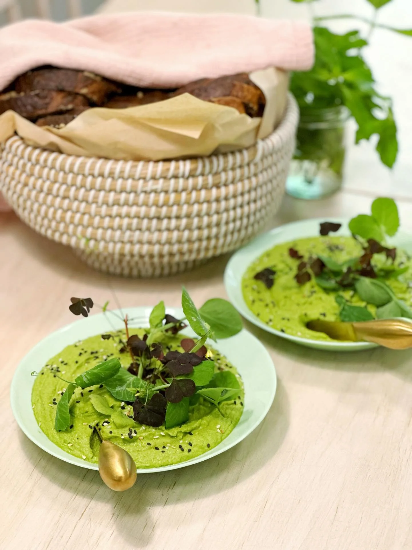 Me armastame erinevaid hummuseid ja m&auml;&auml;rdeid 🌱✨

Need v&auml;ikesed maitsen&otilde;ksud annavad igale suut&auml;iele oma v&otilde;lu ja sobivad imeliselt kokku meie enda k&uuml;psetatud juuretisesaiadega. 🥖💛

Meie soov on pakkuda Sulle a