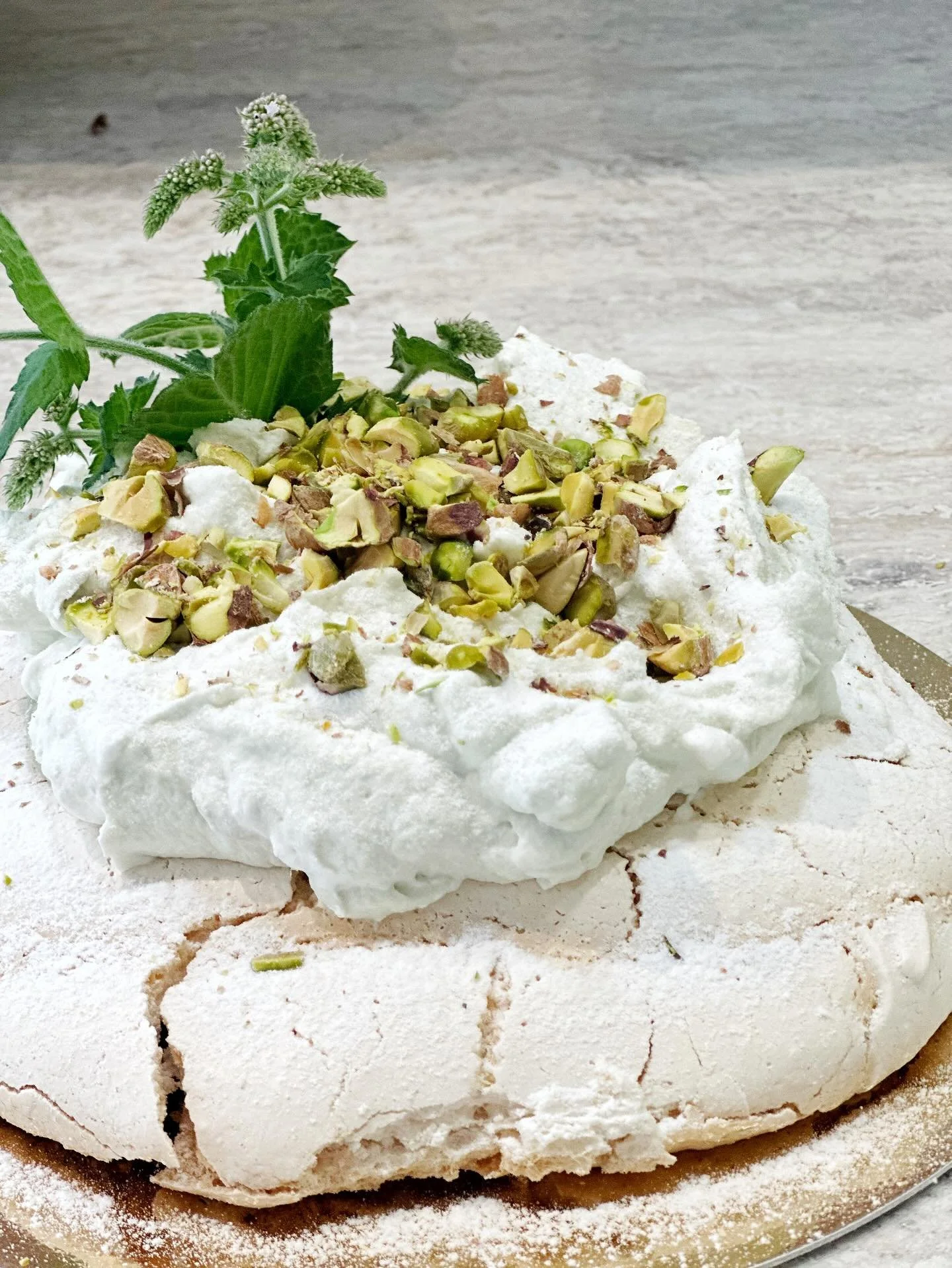 Vahepeal sai natuke toote-arendust tehtud &amp; siin ta on &ndash; meie uus Pistaatsia Pavlova! 💚

Siidine, mahe, t&auml;pselt parasjagu p&auml;hkline ja natuke pidulik &ndash; just nii nagu &uuml;ks t&otilde;eline maiuspala olema peab.
Saad tellida