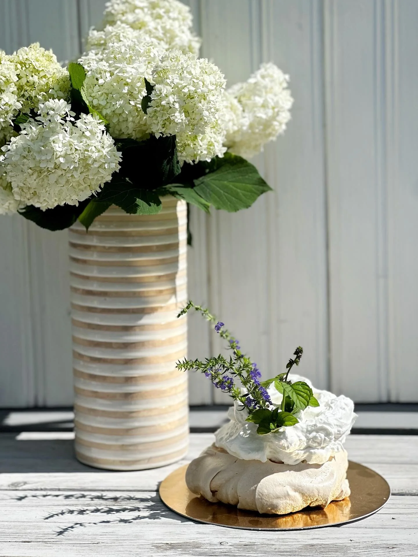 Lihtsate asjade v&otilde;lu! ✨ Meil on alati r&otilde;&otilde;m t&auml;ita erisoove &ndash; n&auml;iteks see eriti pehme ja laktoosivaba pavlova taimse vahukoorega, kui Sinu s&uuml;da just marju ei soovi. 🍰
Iga pidulaud ja soov on ainulaadne &ndash;