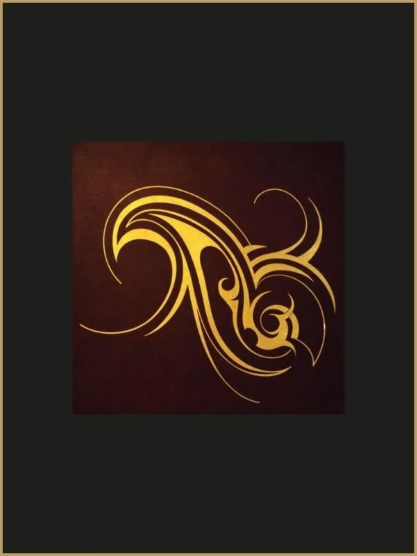 Design tribal doré sur fond marron foncé, représentant un motif abstrait fluide et dynamique.