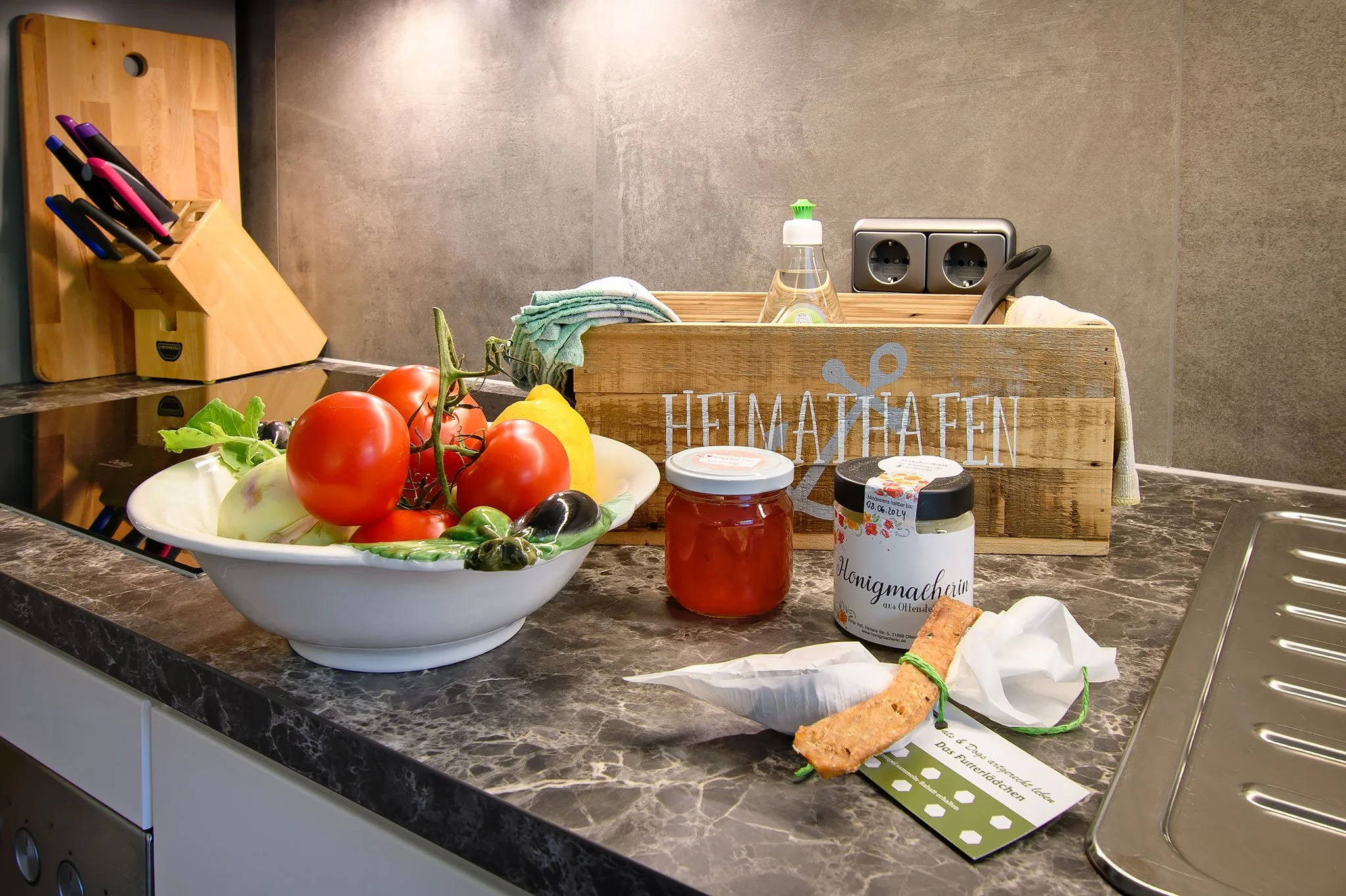 Voll ausgestattete Küche (12-teiliges Geschirr) mit vielen Extras für den Hobbykoch/die Hobbyköchin