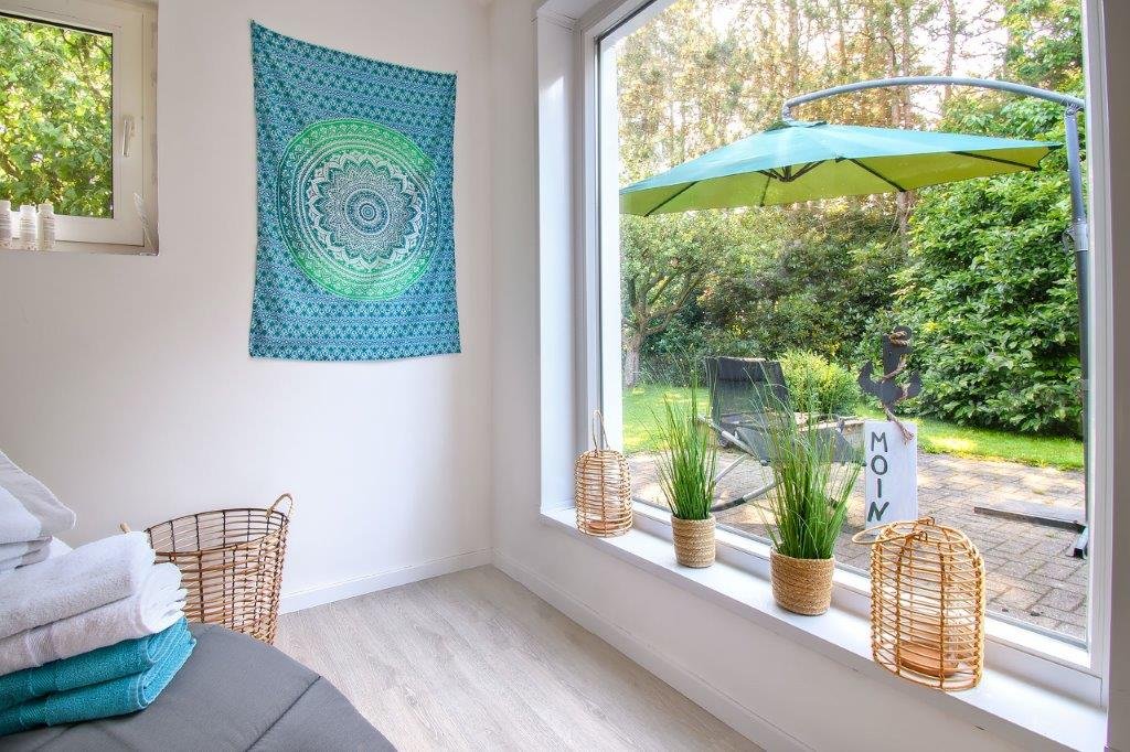 Sauna im Außenbereich mit Gartenblick