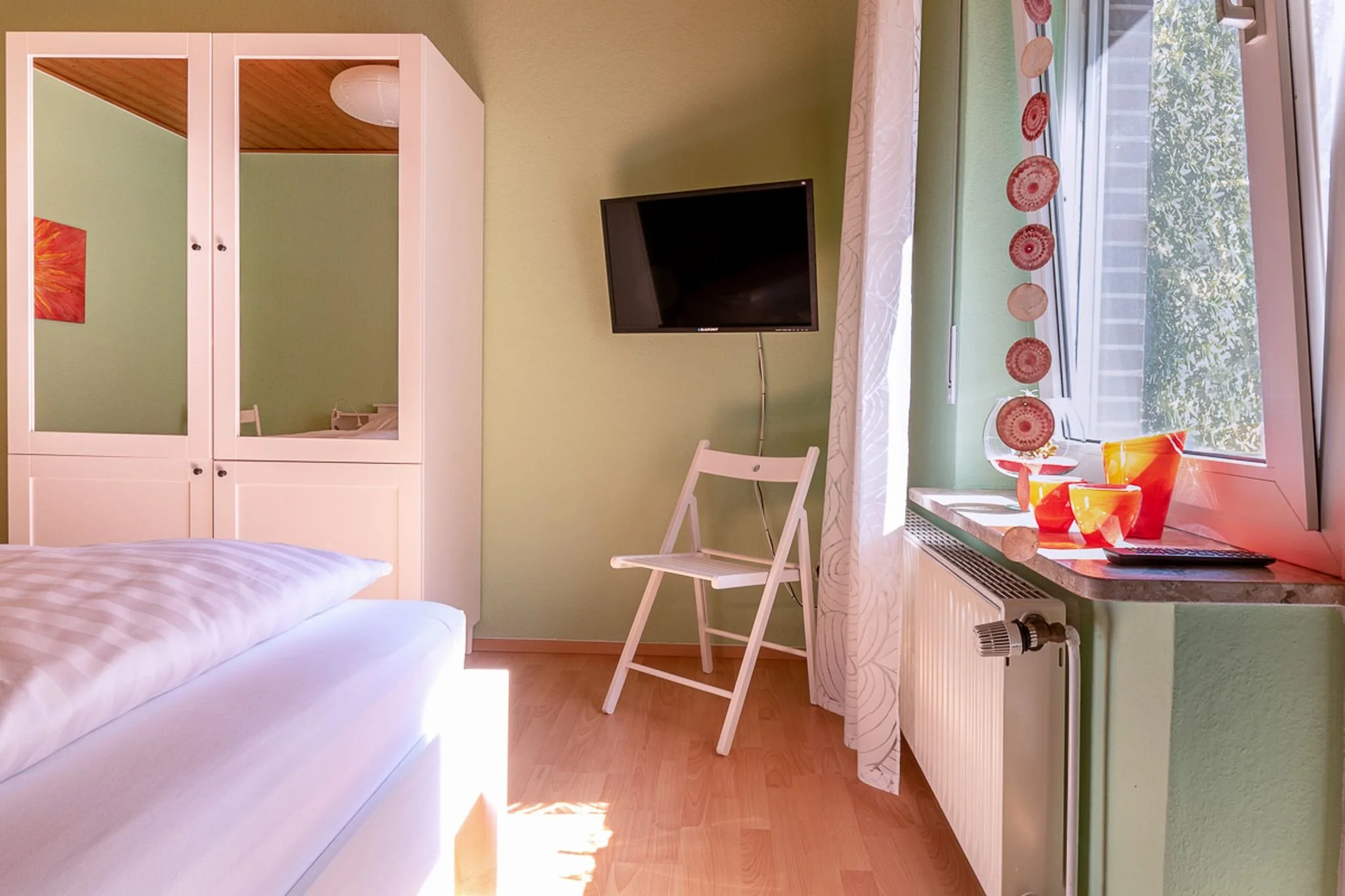 Schlafzimmer 1 von 4 im EG mit ebenerdigem Gartenzugang, 2 seniorengerechtes Einzelbetten und TV