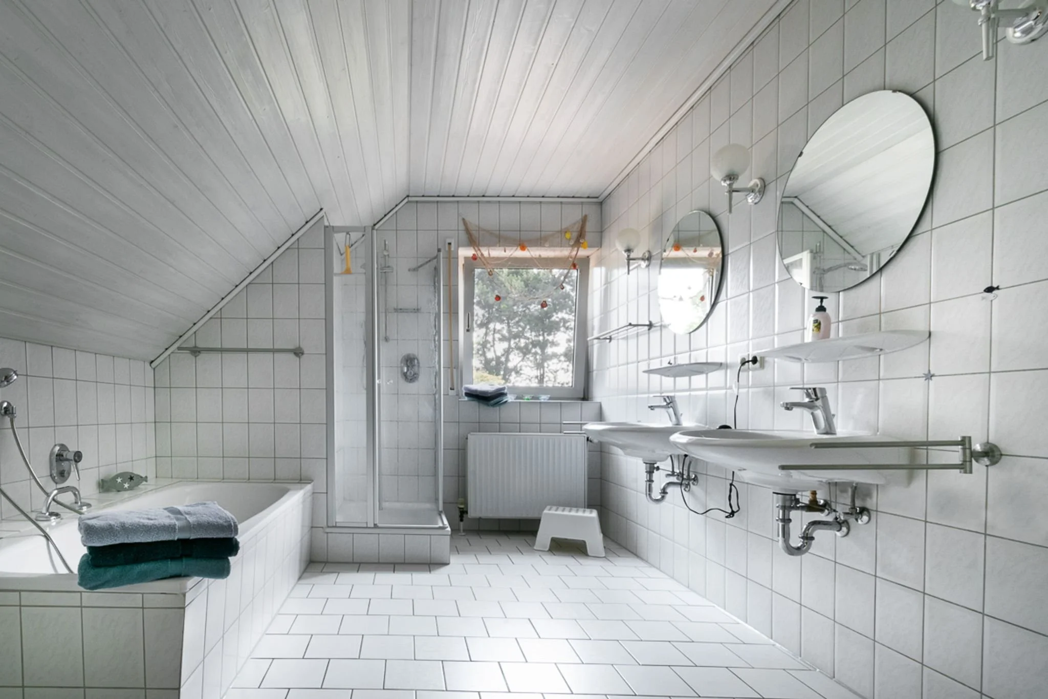 Zweites Badezimmer mit Dusche im Obergeschoss