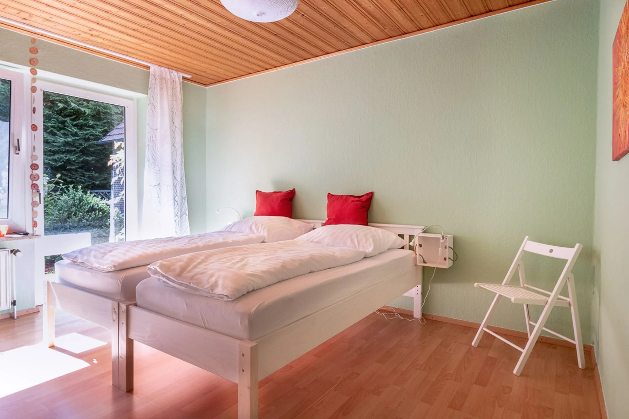 Schlafzimmer 1 von 4 im Erdgeschoss mit zwei Einzelbetten