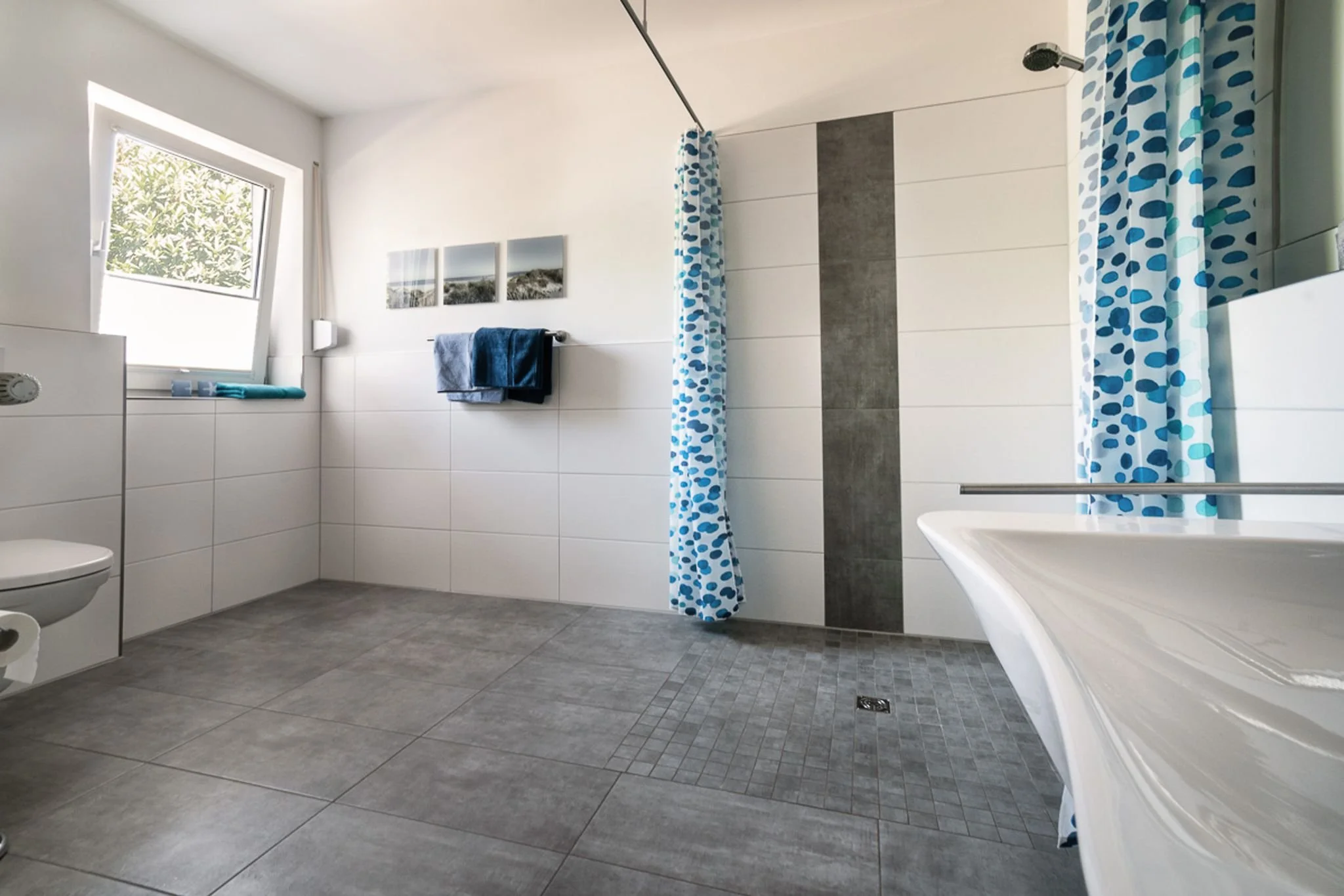 Barrierefreies Badezimmer mit offener Dusche im Erdgeschoss