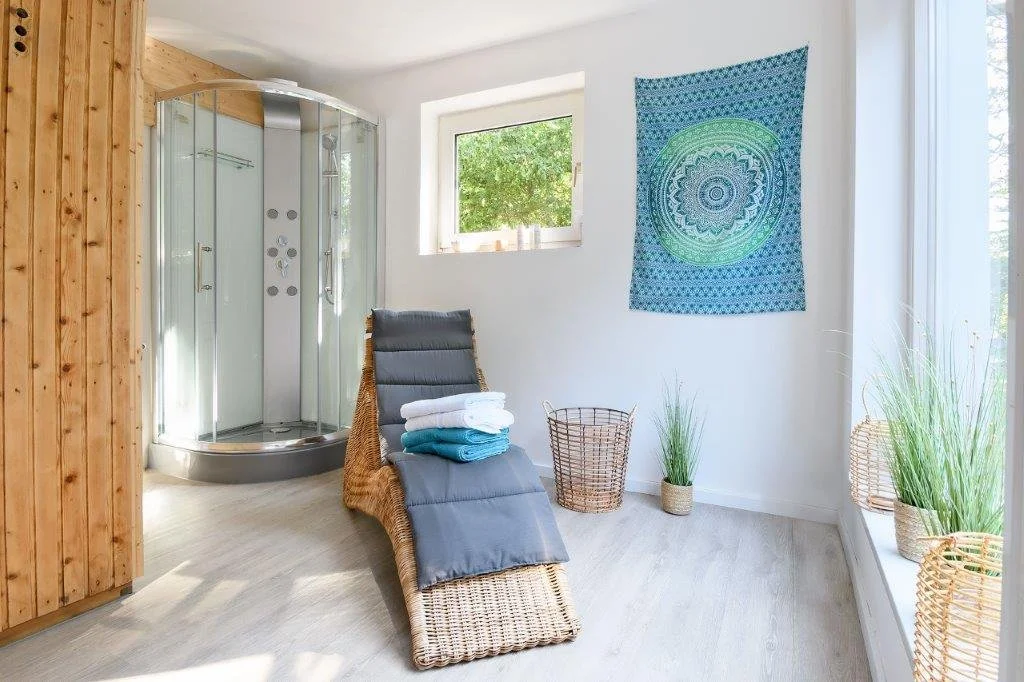Sauna im Außenbereich mit Ruhebereich