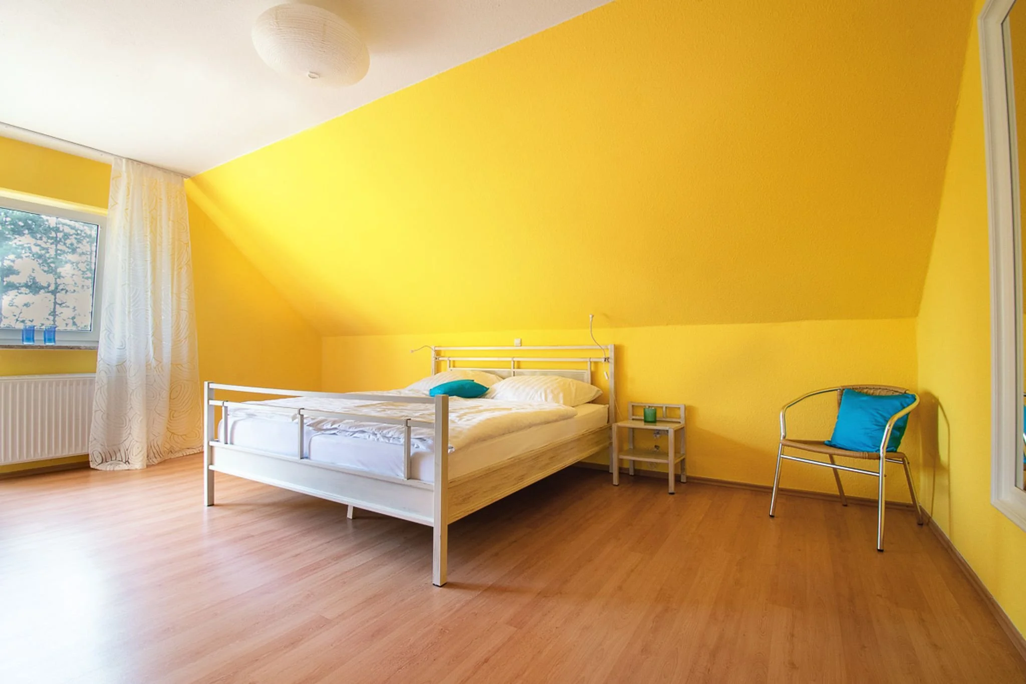 Schlafzimmer 2 von 4 mit Doppelbett im Obergeschoss