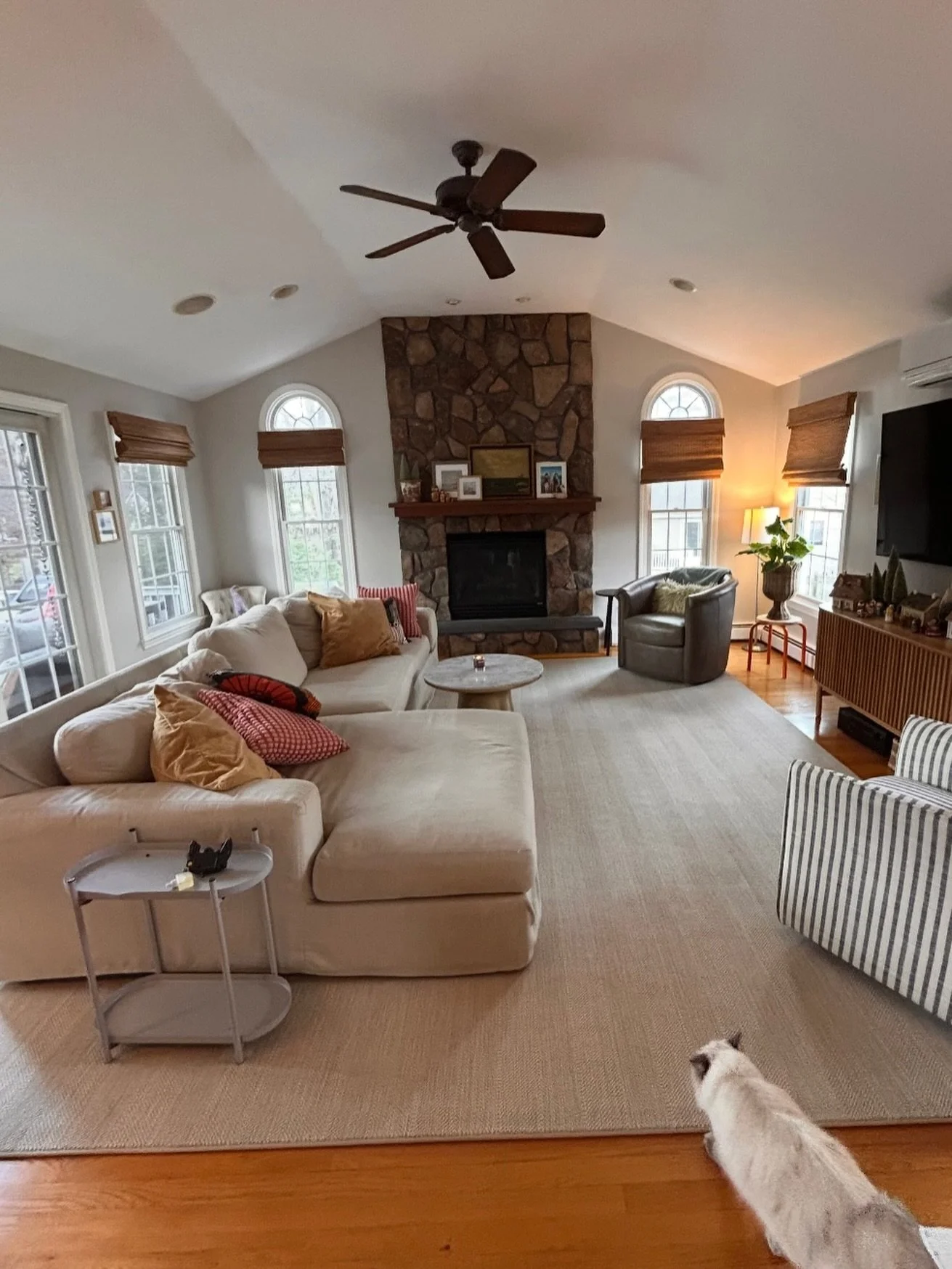 Sometimes it&rsquo;s the area rug that pulls everything together 🤍
This 100% wool rug adds warmth, softness, and just the right balance to the room &mdash; and passed the cat inspection 🐾
Our Magarian team handles the full layout from start to fini