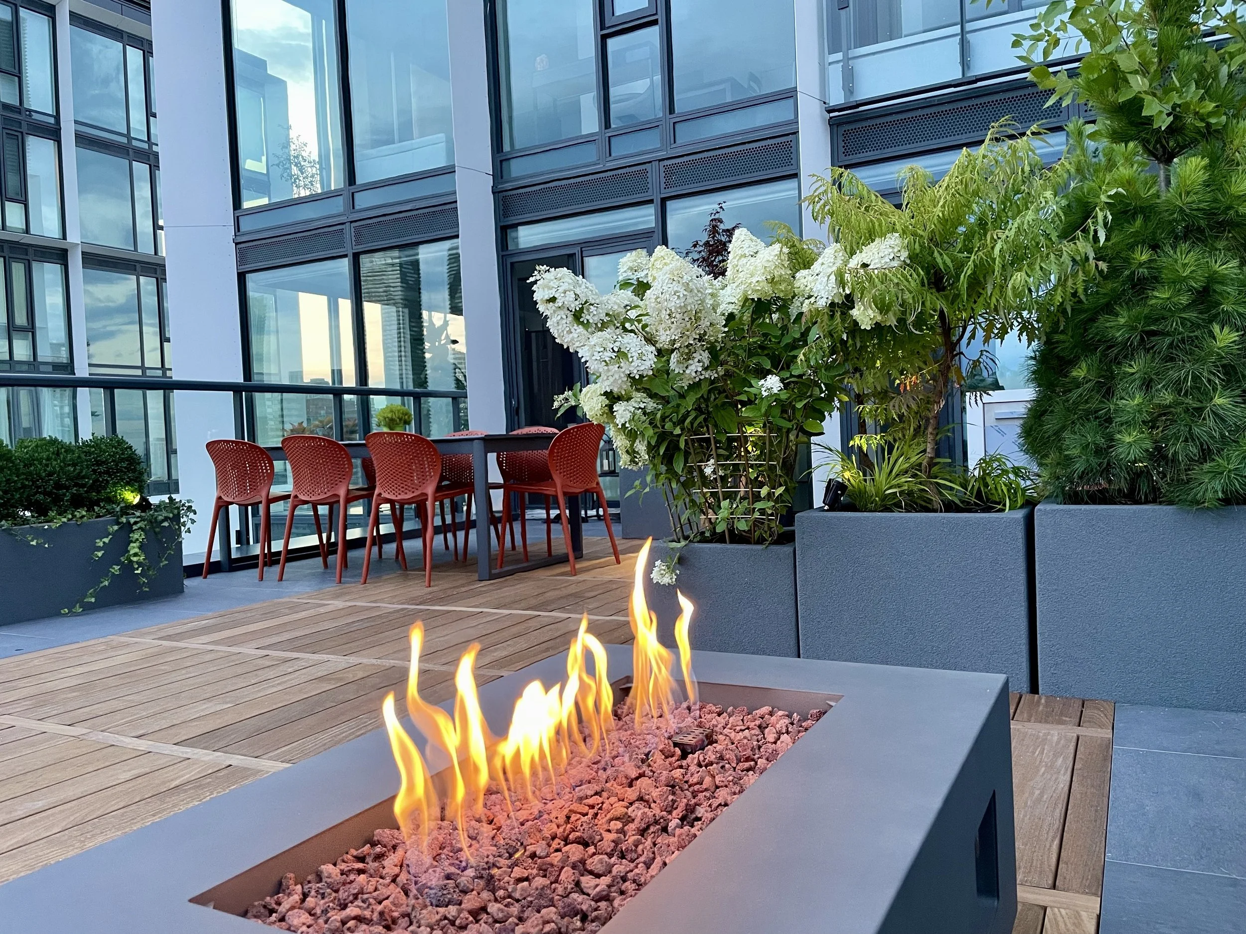 BOX_DESIGN_front_street_luxury_custom_rooftop_design_build_patio_planter_boxes_fireplace_toronto_07.jpeg