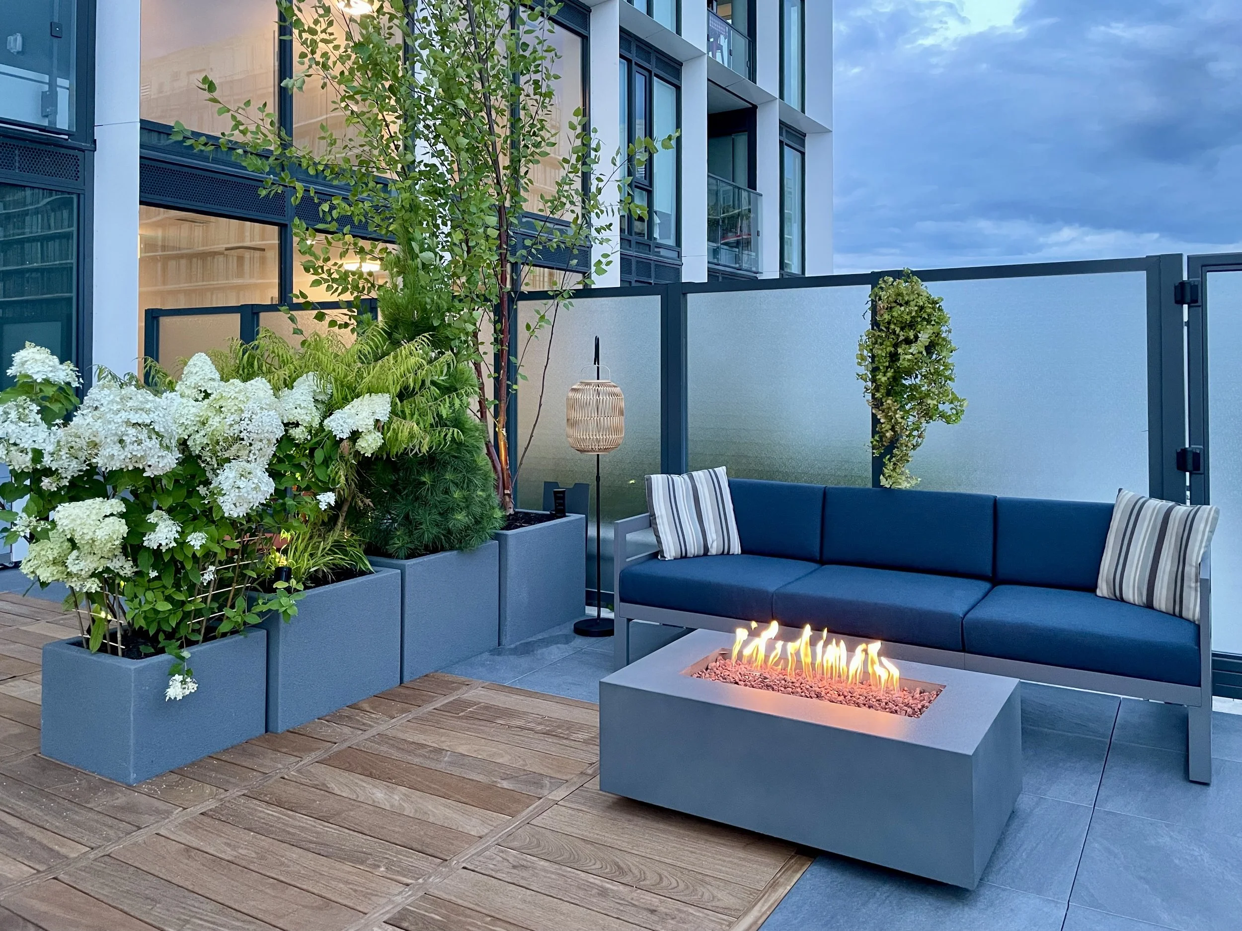 BOX_DESIGN_front_street_luxury_custom_rooftop_design_build_patio_planter_boxes_fireplace_toronto_08.jpeg