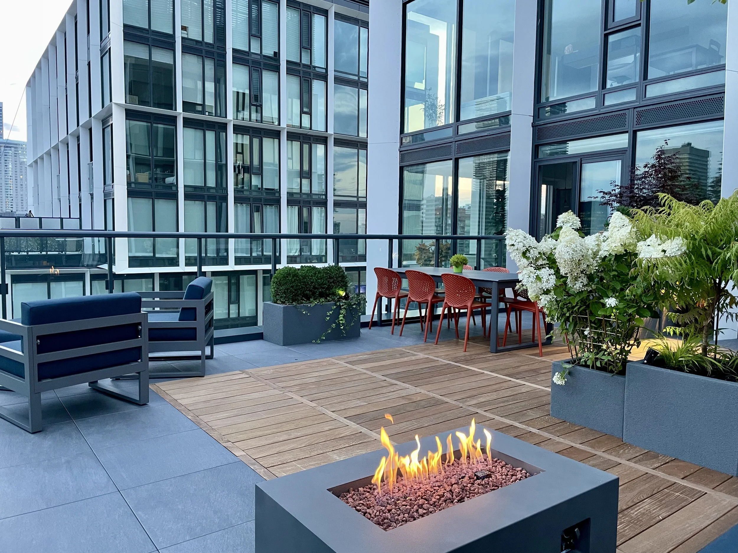 BOX_DESIGN_front_street_luxury_custom_rooftop_design_build_patio_planter_boxes_fireplace_05.jpeg