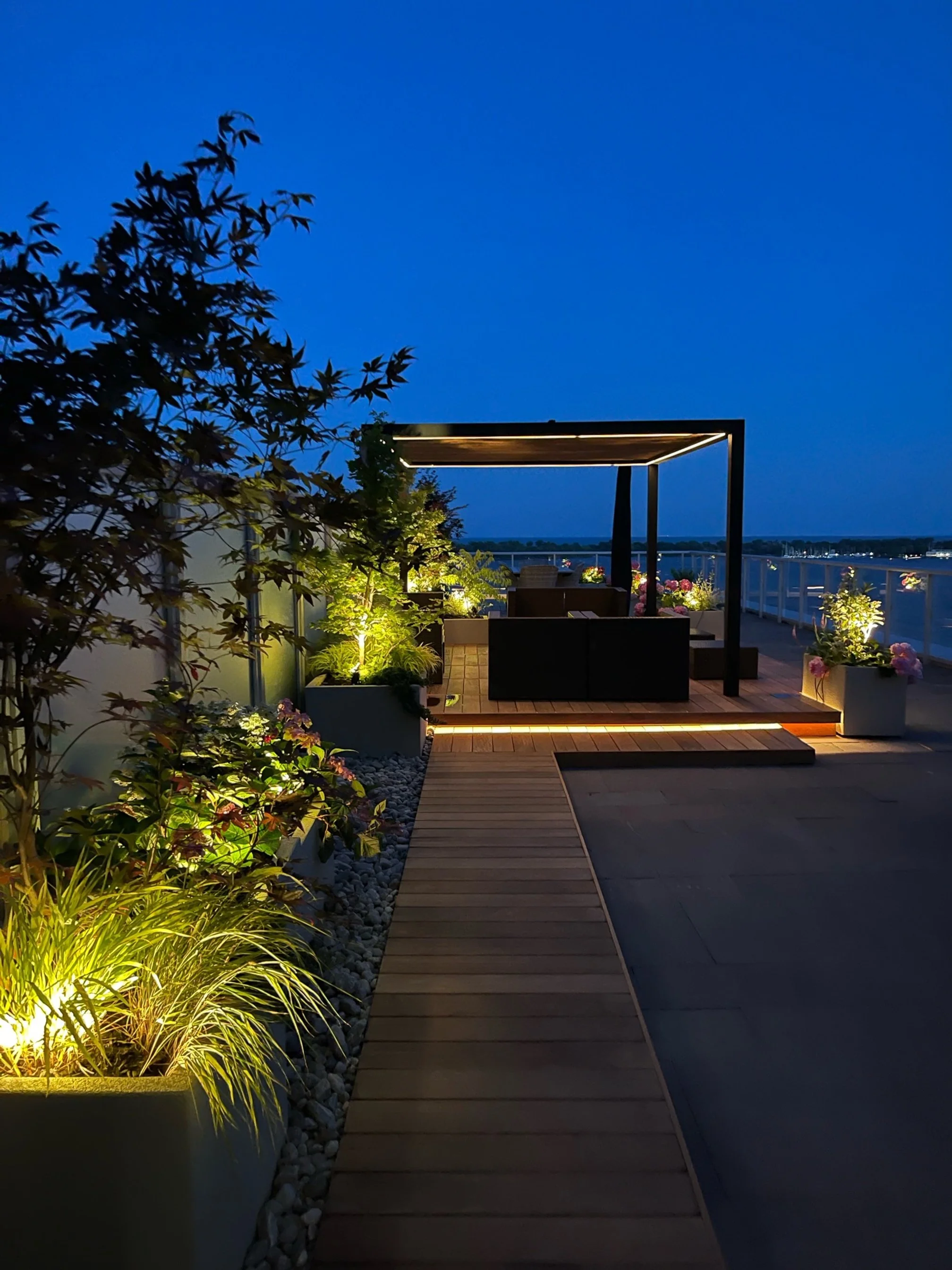 BOX_DESIGN_queens_quay2_custom_rooftop_design_pergola_landscape_led_lighting_toronto_03.jpeg