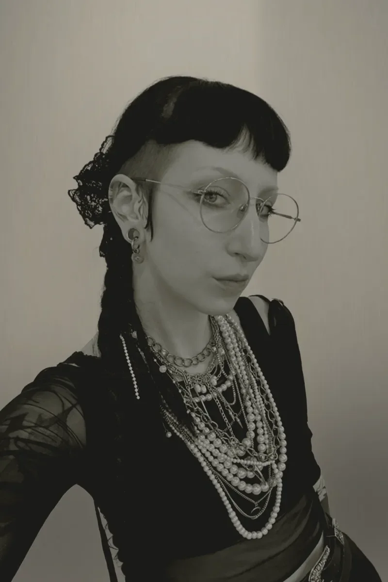 Ein Platzhalter-Symbol einer Person in einem grauen Profilbild auf grauem Hintergrund.