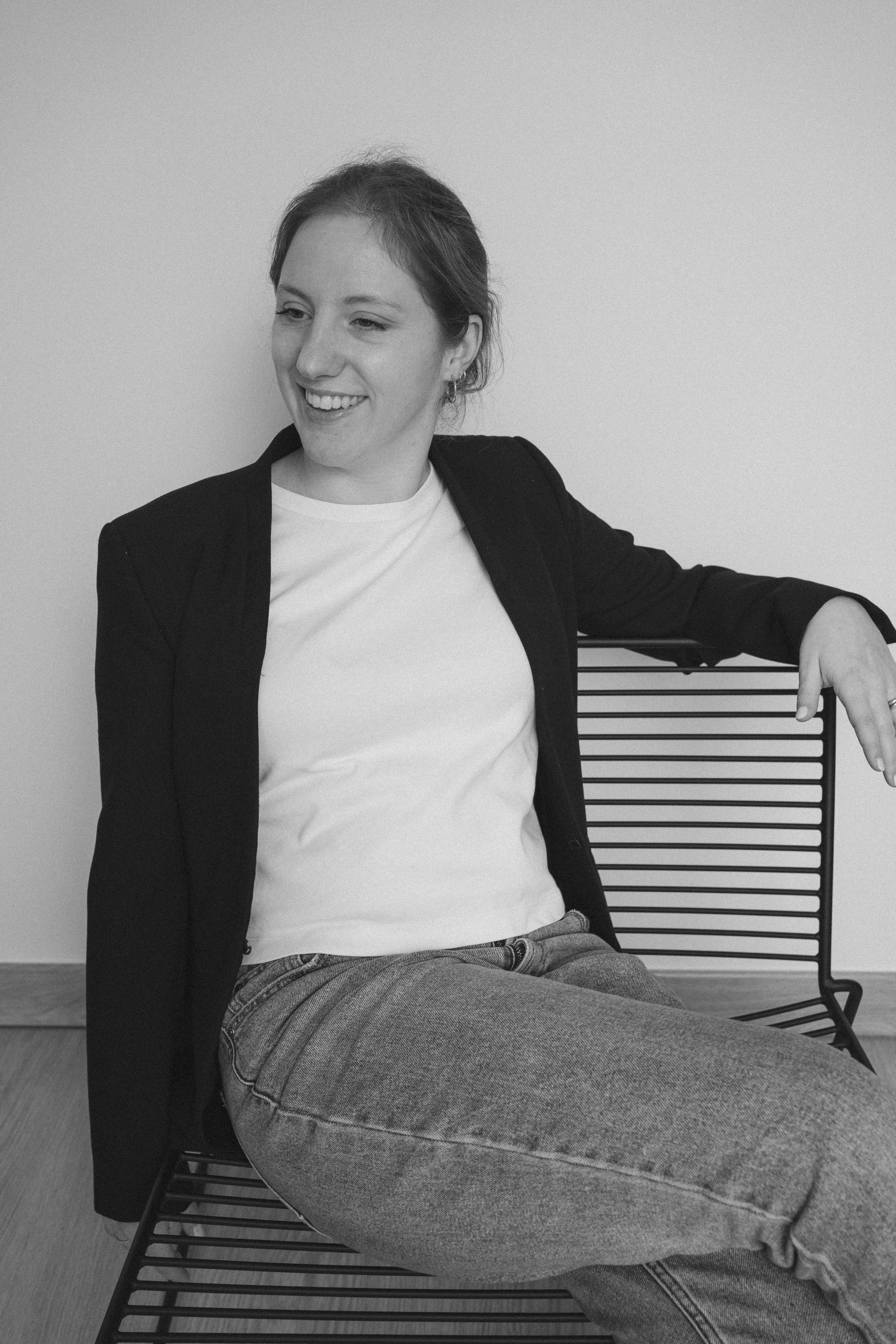 Louise lacht zelfzeker en tevreden