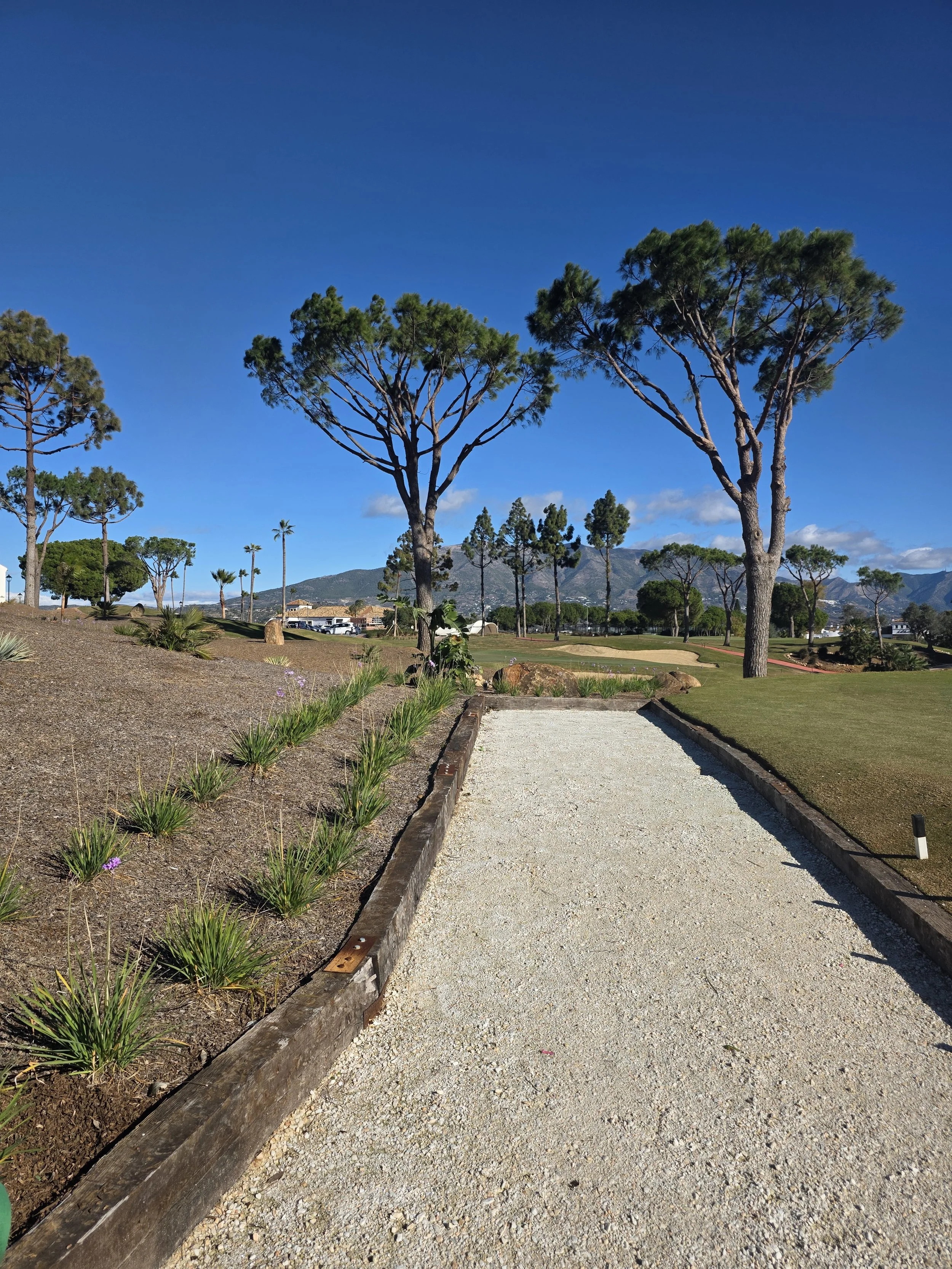 Golfplatz im La Cala Golf Resort mit Pinien und Hügeln im Hintergrund