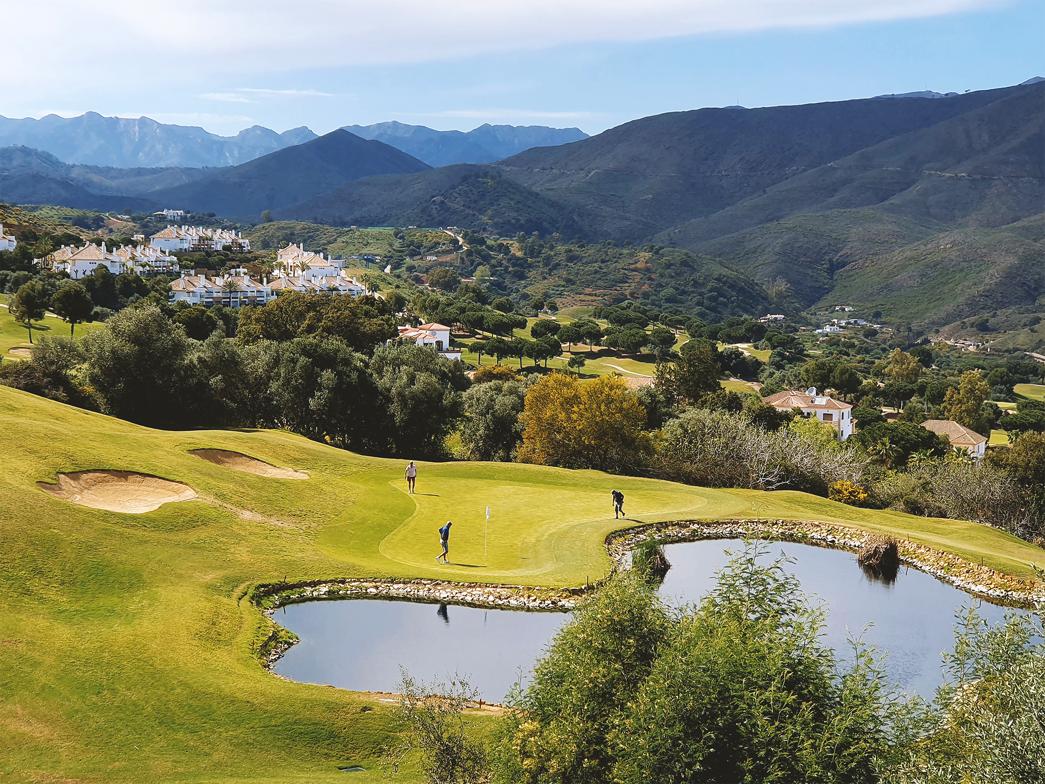 Drei Golfer beim Training auf dem Golfplatz im Golf Resort La Cala in Andalusien