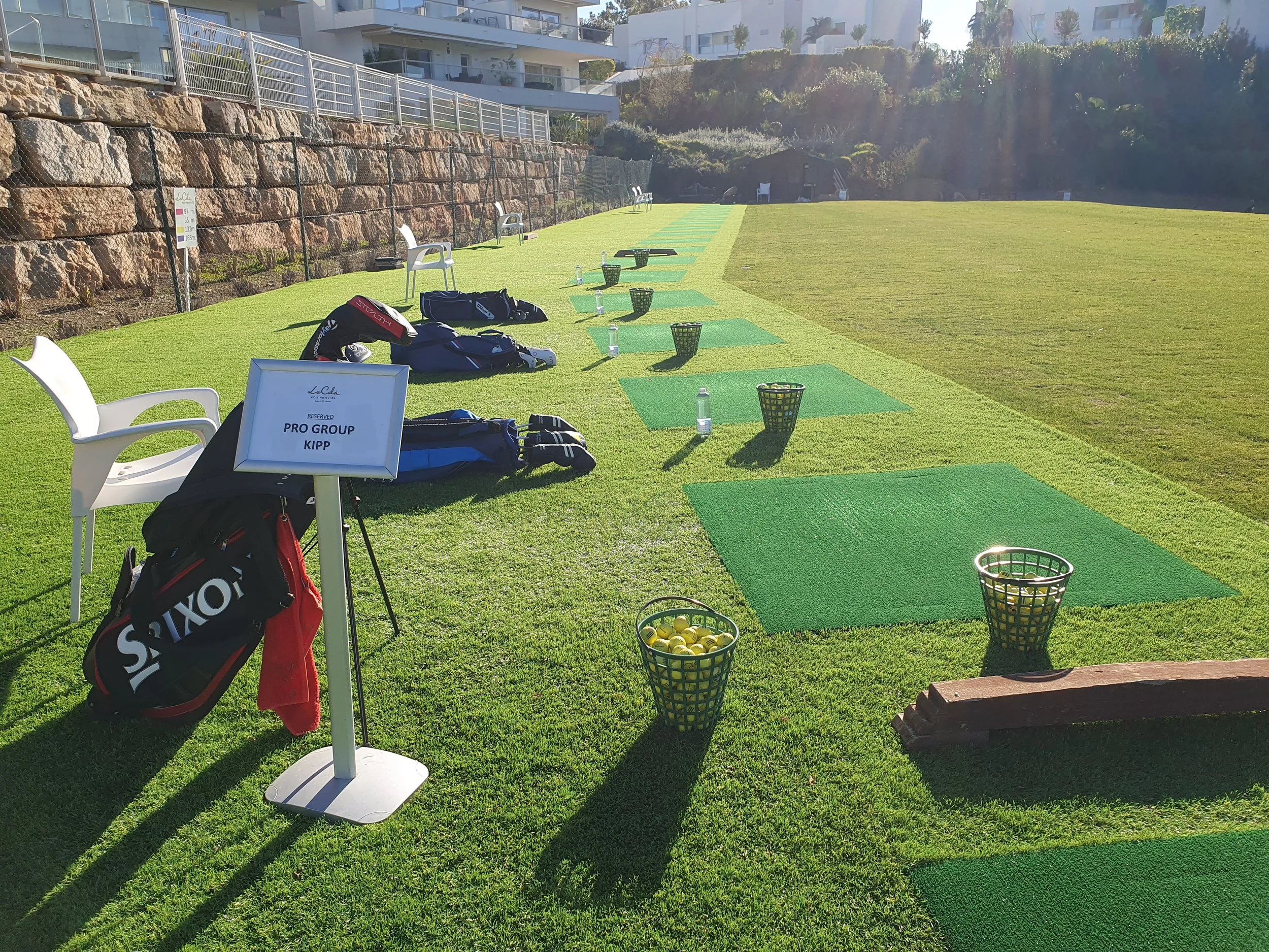 Abschlag mit GolfKipp-Hinweisschild auf dem Golfplatz