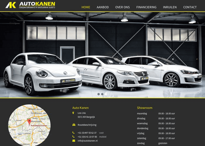 Foto van een autodealer met drie witte auto's in een showroom, onder een zwarte en gele banner met de tekst Autokanen.