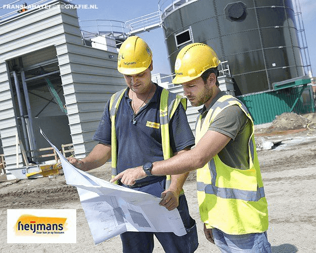 Twee bouwvakmannen met gele helmen en veiligheidsvesten bekijken een bouwtekening op een bouwplaats.