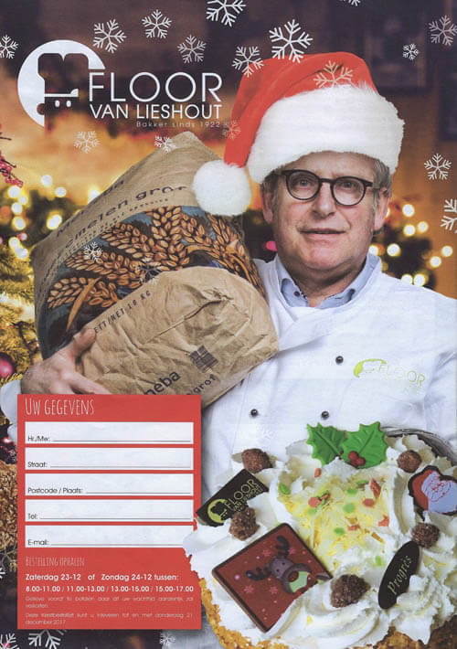 Man in een kerstmuts die een grote zak met bakkerijproducten vasthoudt, omringd door kerstversiering en sneeuwvlokken, met een rood formulier op de voorgrond. 