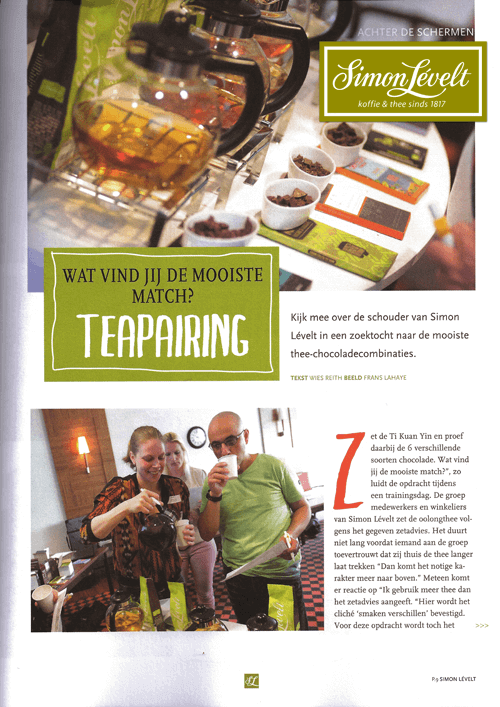Promotioneel poster over thee- en chocoladeworkshops bij Simon Lévelt, met foto's van theeproeverijen en klanten die chocolade proeven, met tekst over het matchen van thee en chocolade.