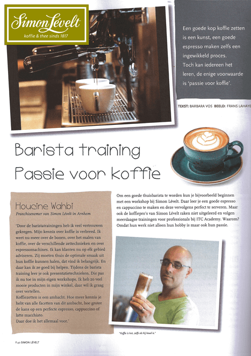 Advertentie voor barista-opleiding met een foto van een espressomachine in actie, een kopje koffie met latte art, en een man die een glas latte drinkt.
