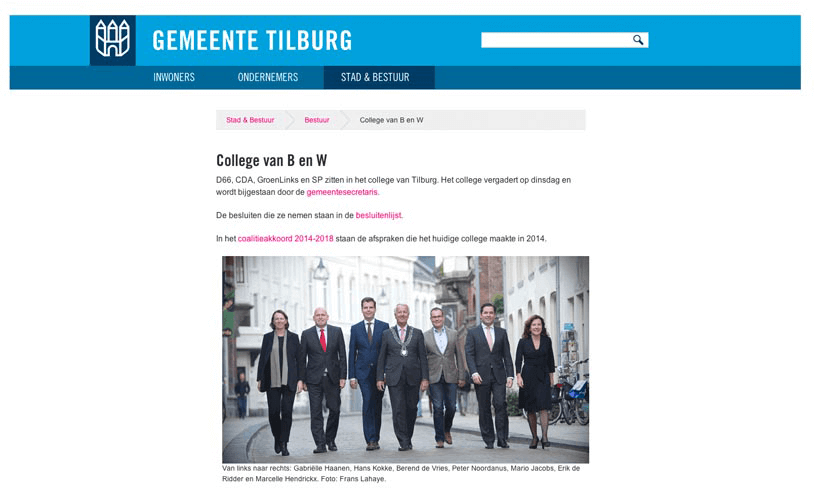 Screenshot van de website van de gemeente Tilburg met een foto van zeven mensen in formele kleding die wandelen op een stadsstraat.
