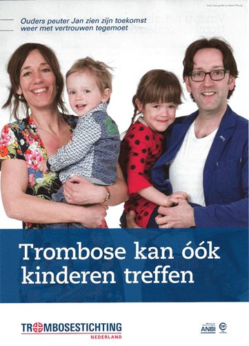 Familie met twee kinderen, een moeder en vader, glimlachen voor een witte achtergrond, promotie voor trombose bewustwording bij kinderen.