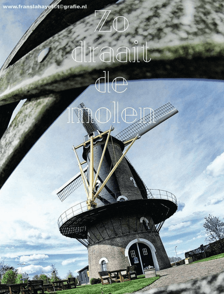 Foto van een traditionele Nederlandse windmolen met een zware, stenen basis, in een landschap met een grasveld en een heldere, partly bewolkte hemel. Text overlay zegt "Zo draait de molen".