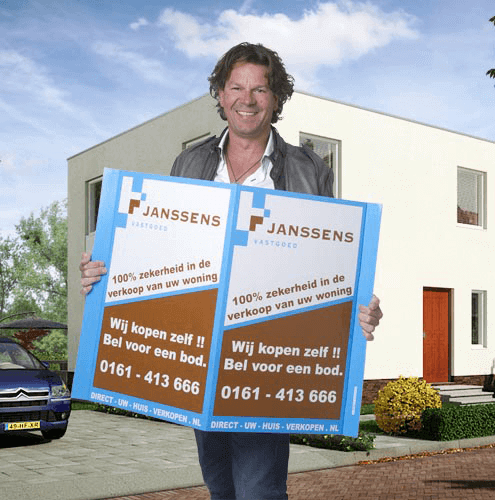 Man die twee grote vastgoedadvertenties vasthoudt voor de verkoop van een huis in Nederland.